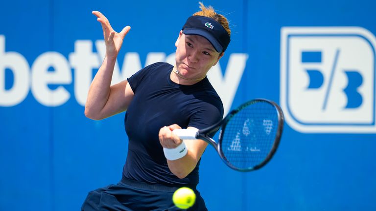 Lulu Sun of New Zealand in action against Shelby Rogers of the United States in the first qualifications round on Day 1 of the Cincinnati Open